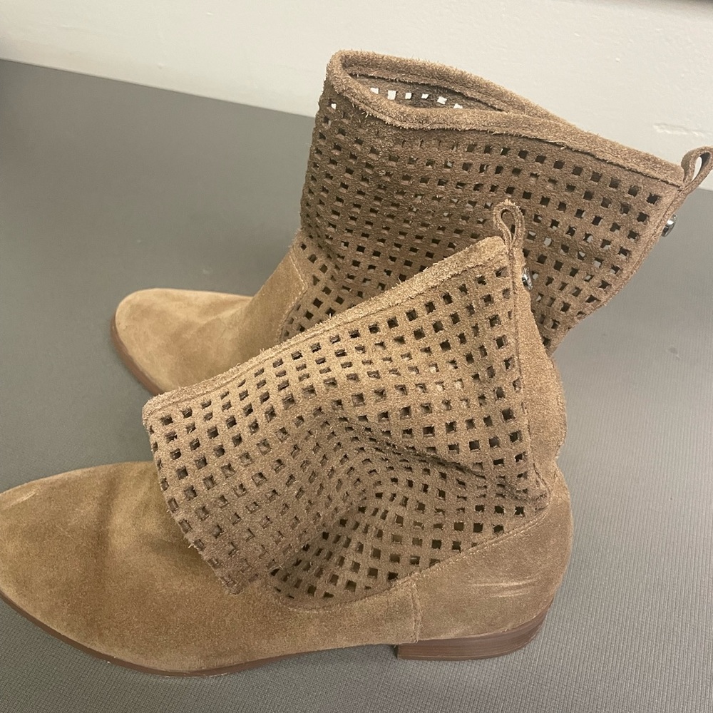 Michael Kors womens 8.5 ankle boots soft suede! Tan/taupe. Nice boots!!